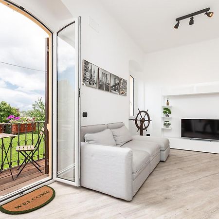 Spacious 3-Bedroom Apartment - 10 Min To City Center & 5 Min To Gaslini Hospital Genua Buitenkant foto