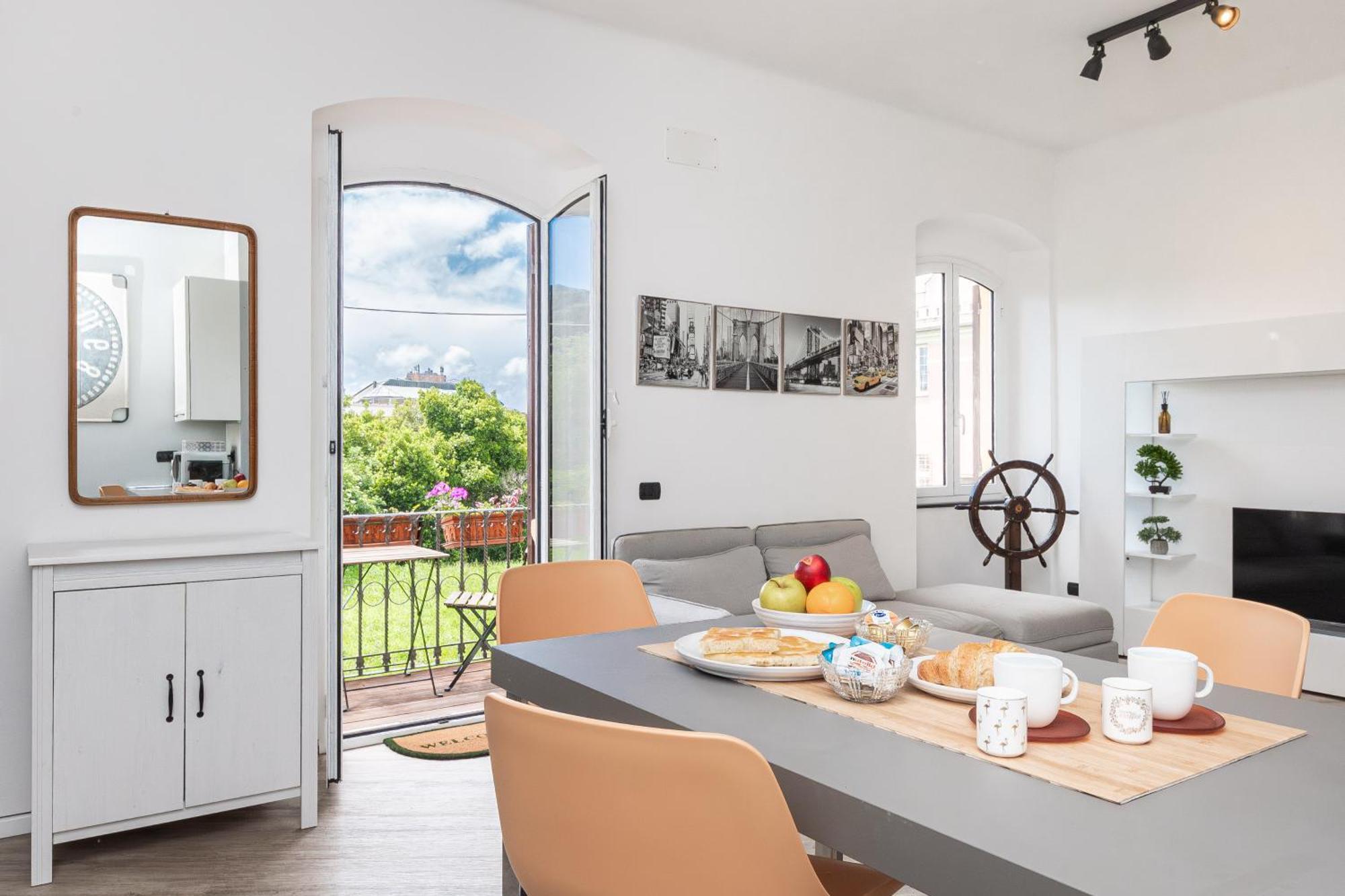 Spacious 3-Bedroom Apartment - 10 Min To City Center & 5 Min To Gaslini Hospital Genua Buitenkant foto