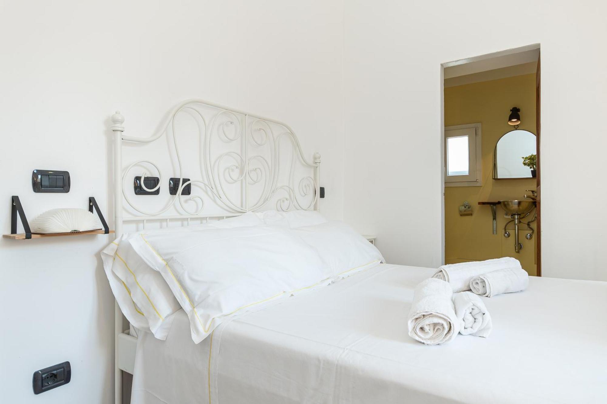 Spacious 3-Bedroom Apartment - 10 Min To City Center & 5 Min To Gaslini Hospital Genua Buitenkant foto