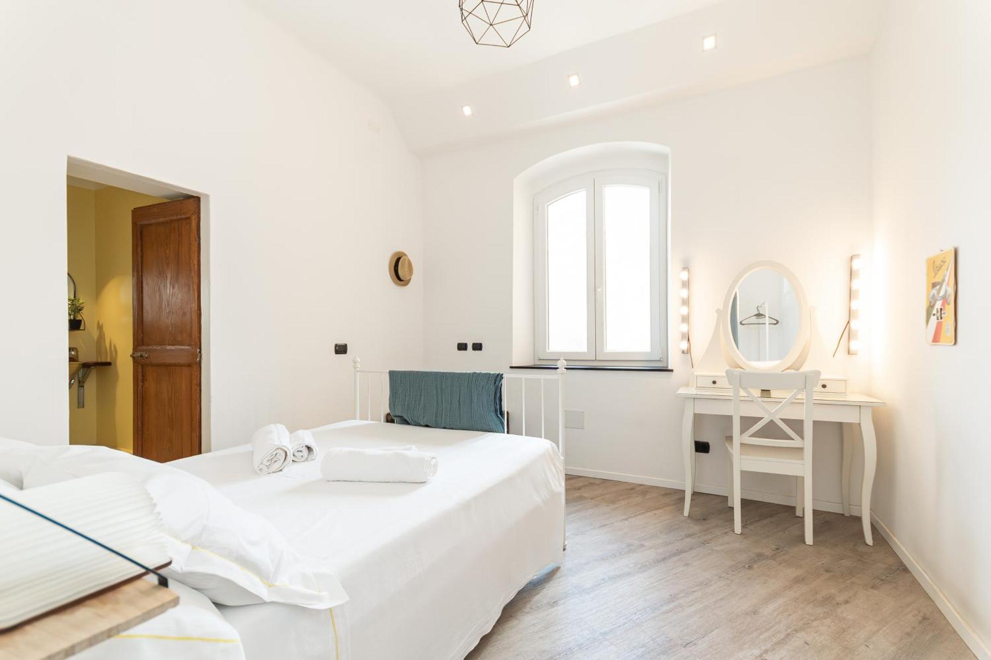 Spacious 3-Bedroom Apartment - 10 Min To City Center & 5 Min To Gaslini Hospital Genua Buitenkant foto