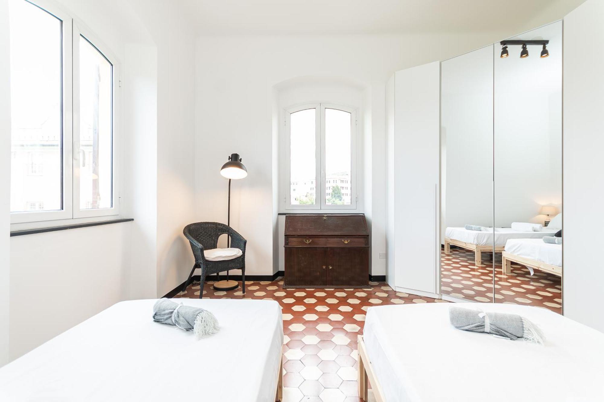 Spacious 3-Bedroom Apartment - 10 Min To City Center & 5 Min To Gaslini Hospital Genua Buitenkant foto