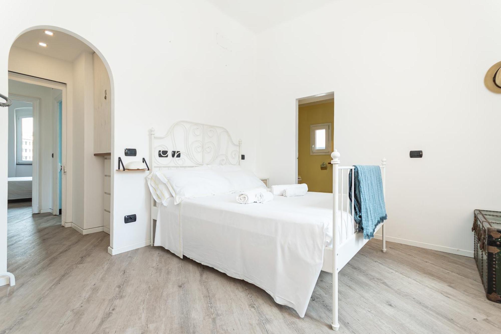 Spacious 3-Bedroom Apartment - 10 Min To City Center & 5 Min To Gaslini Hospital Genua Buitenkant foto
