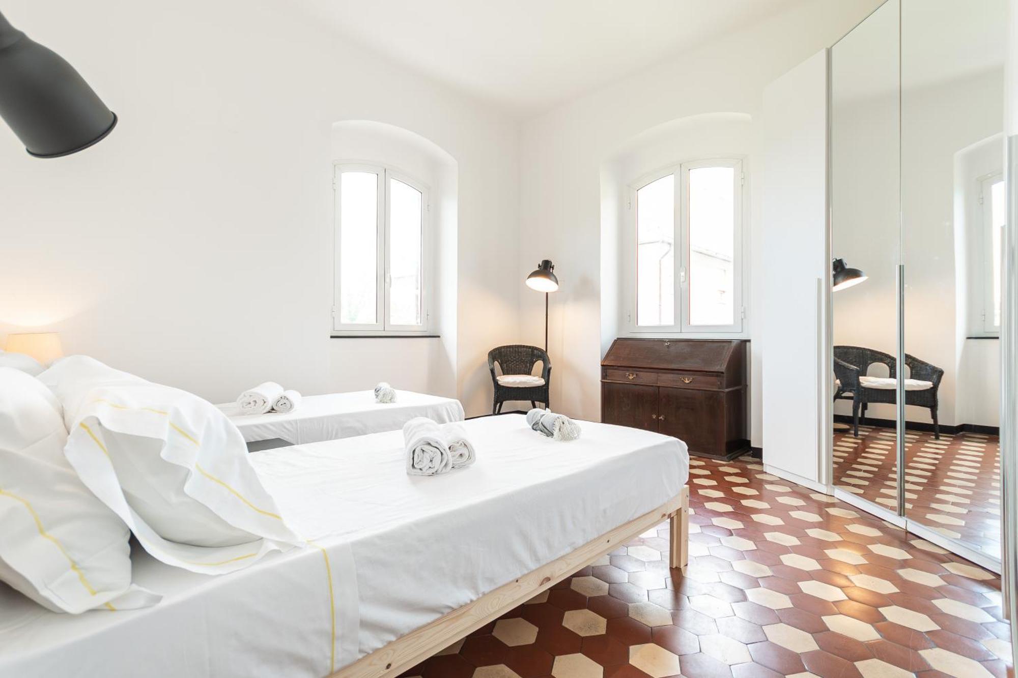 Spacious 3-Bedroom Apartment - 10 Min To City Center & 5 Min To Gaslini Hospital Genua Buitenkant foto