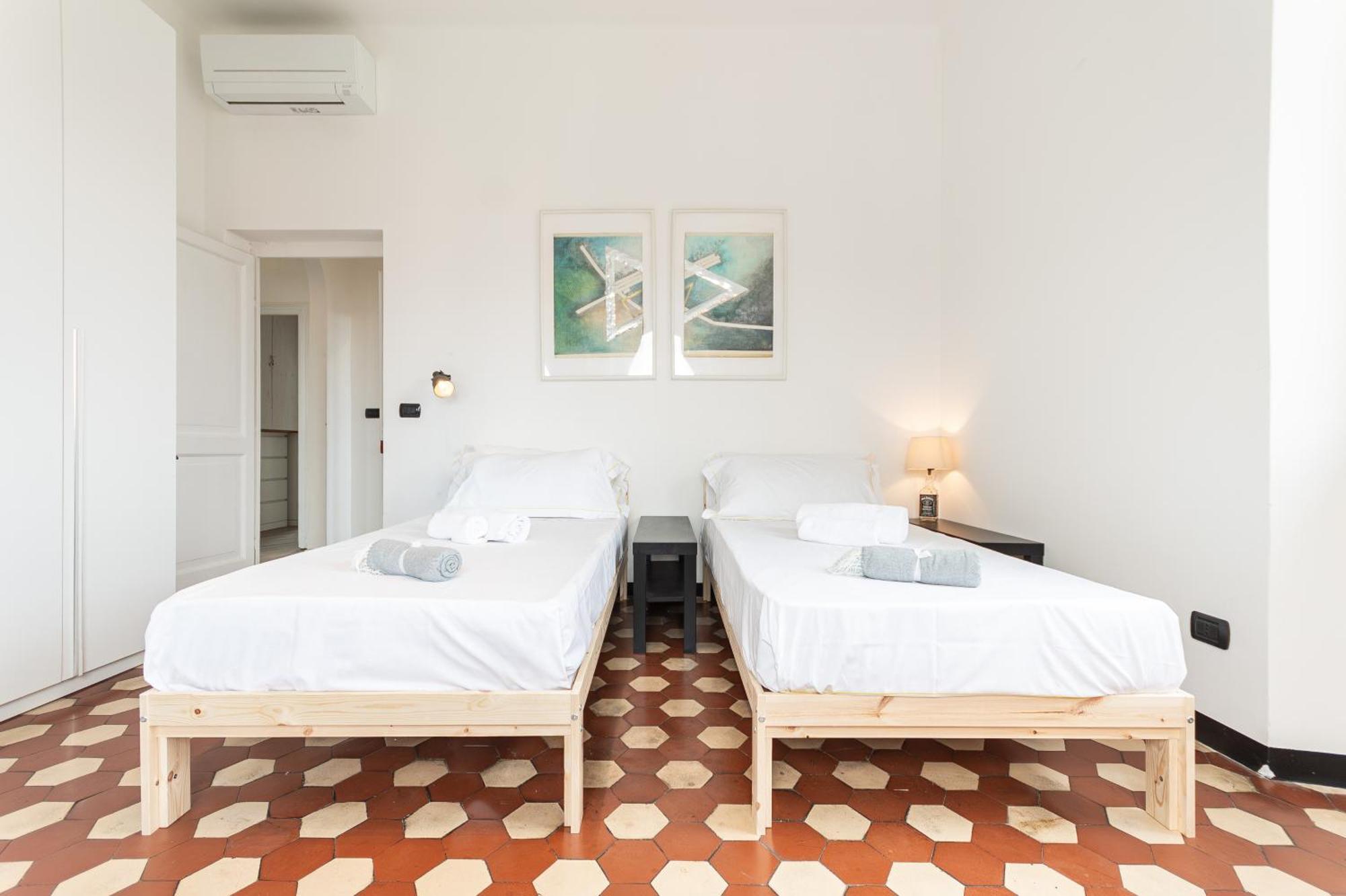Spacious 3-Bedroom Apartment - 10 Min To City Center & 5 Min To Gaslini Hospital Genua Buitenkant foto