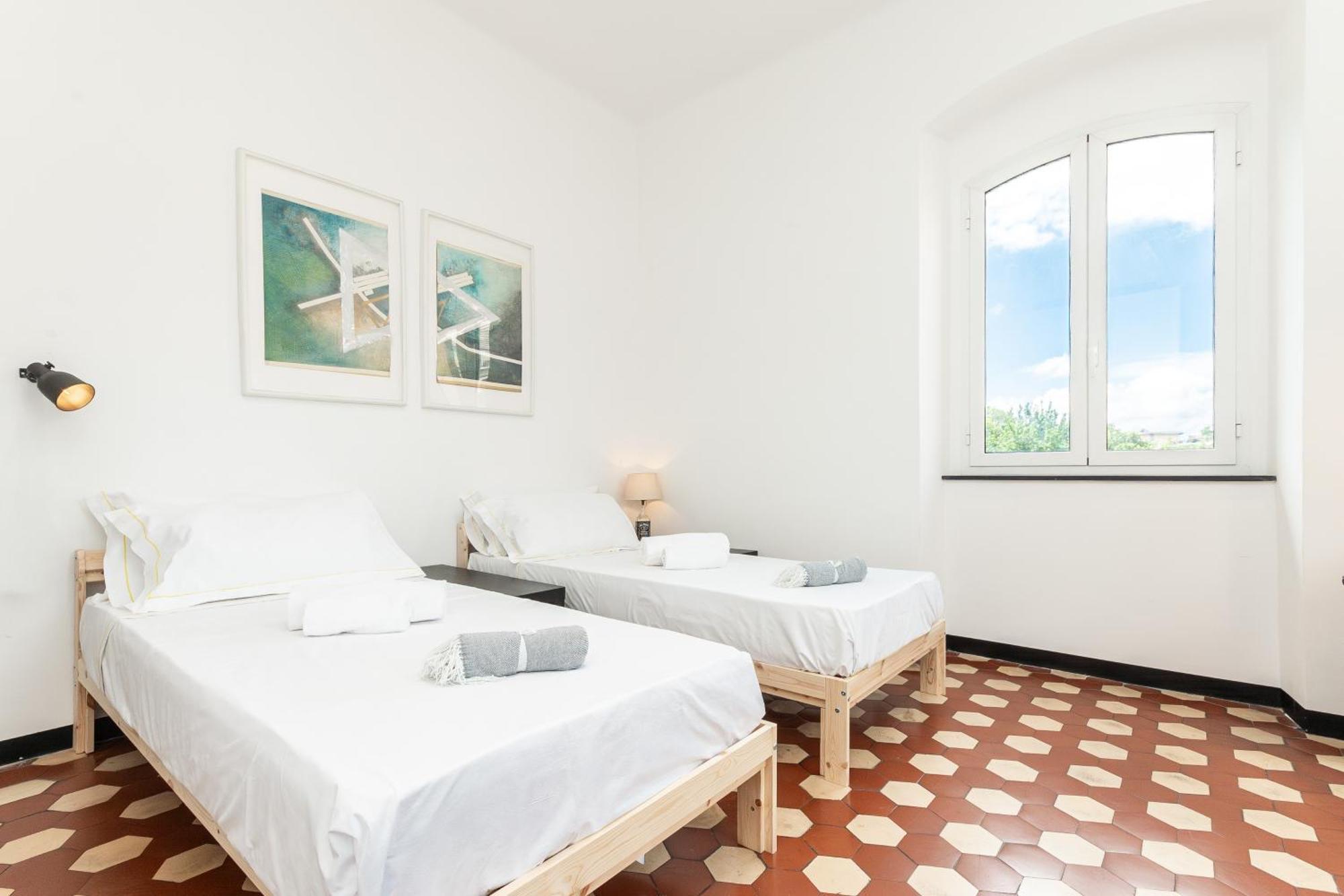 Spacious 3-Bedroom Apartment - 10 Min To City Center & 5 Min To Gaslini Hospital Genua Buitenkant foto