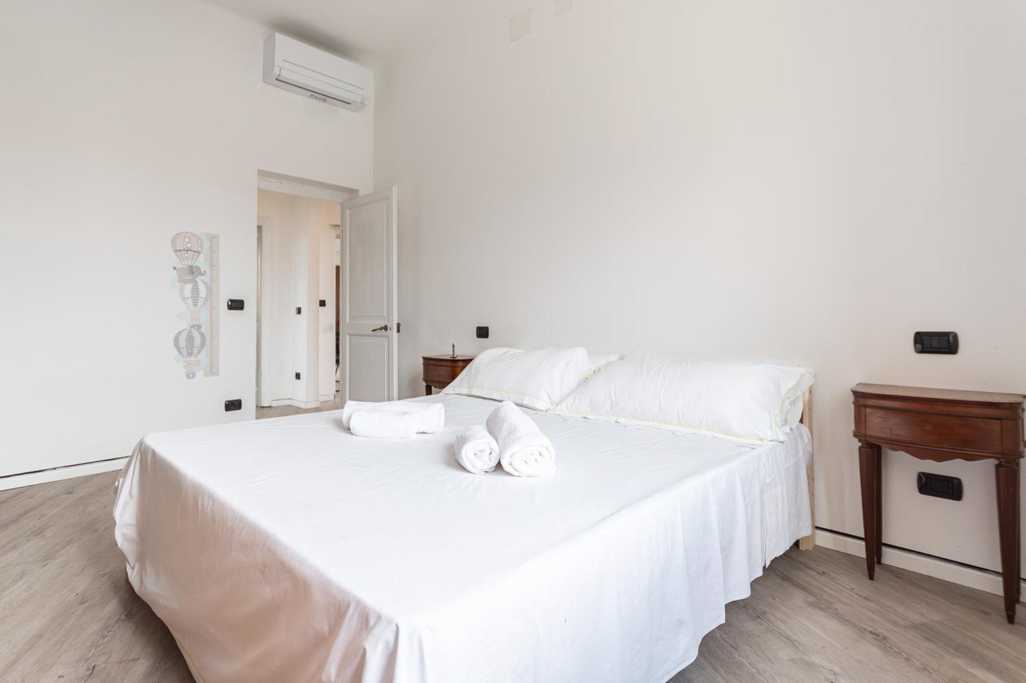 Spacious 3-Bedroom Apartment - 10 Min To City Center & 5 Min To Gaslini Hospital Genua Buitenkant foto