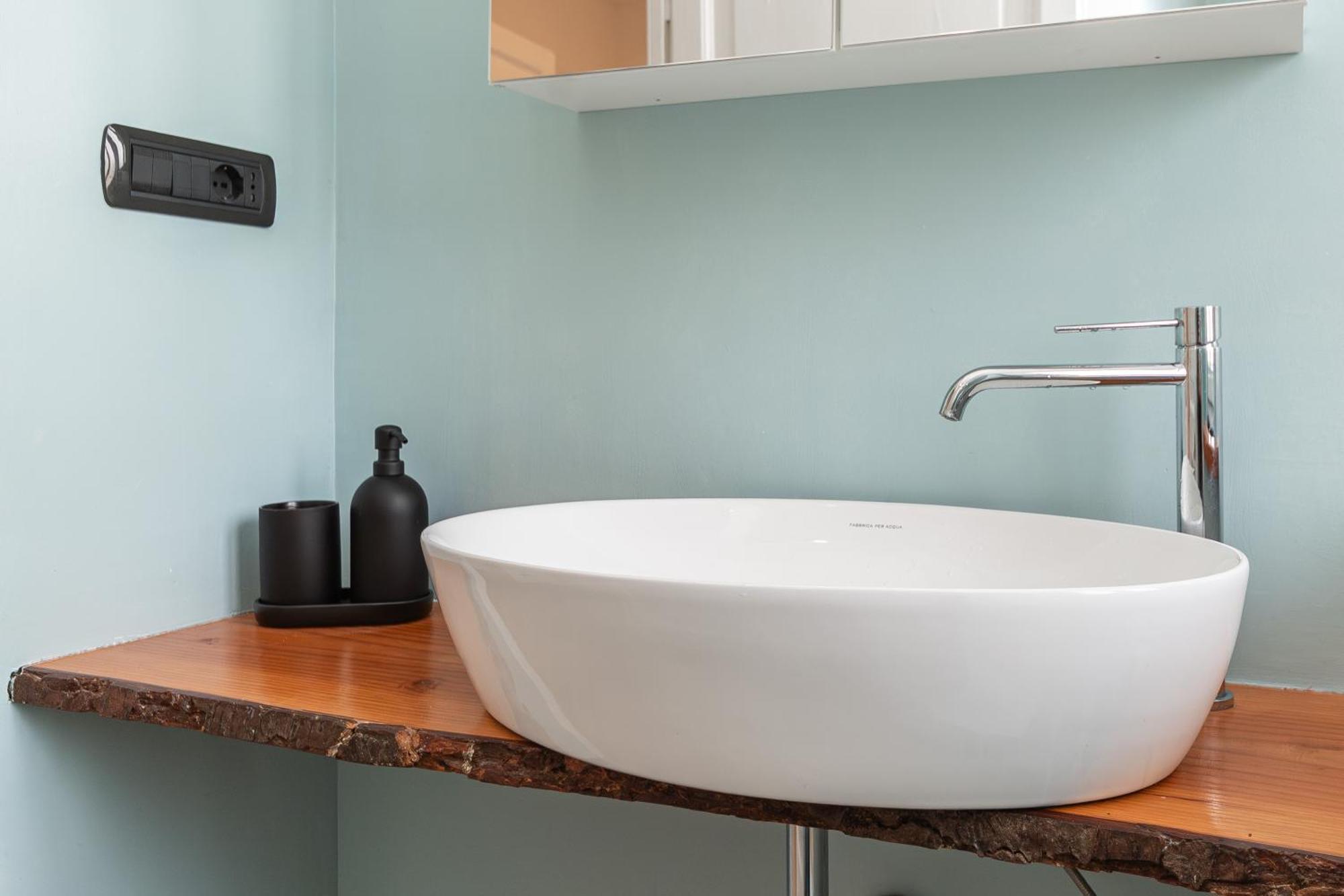 Spacious 3-Bedroom Apartment - 10 Min To City Center & 5 Min To Gaslini Hospital Genua Buitenkant foto