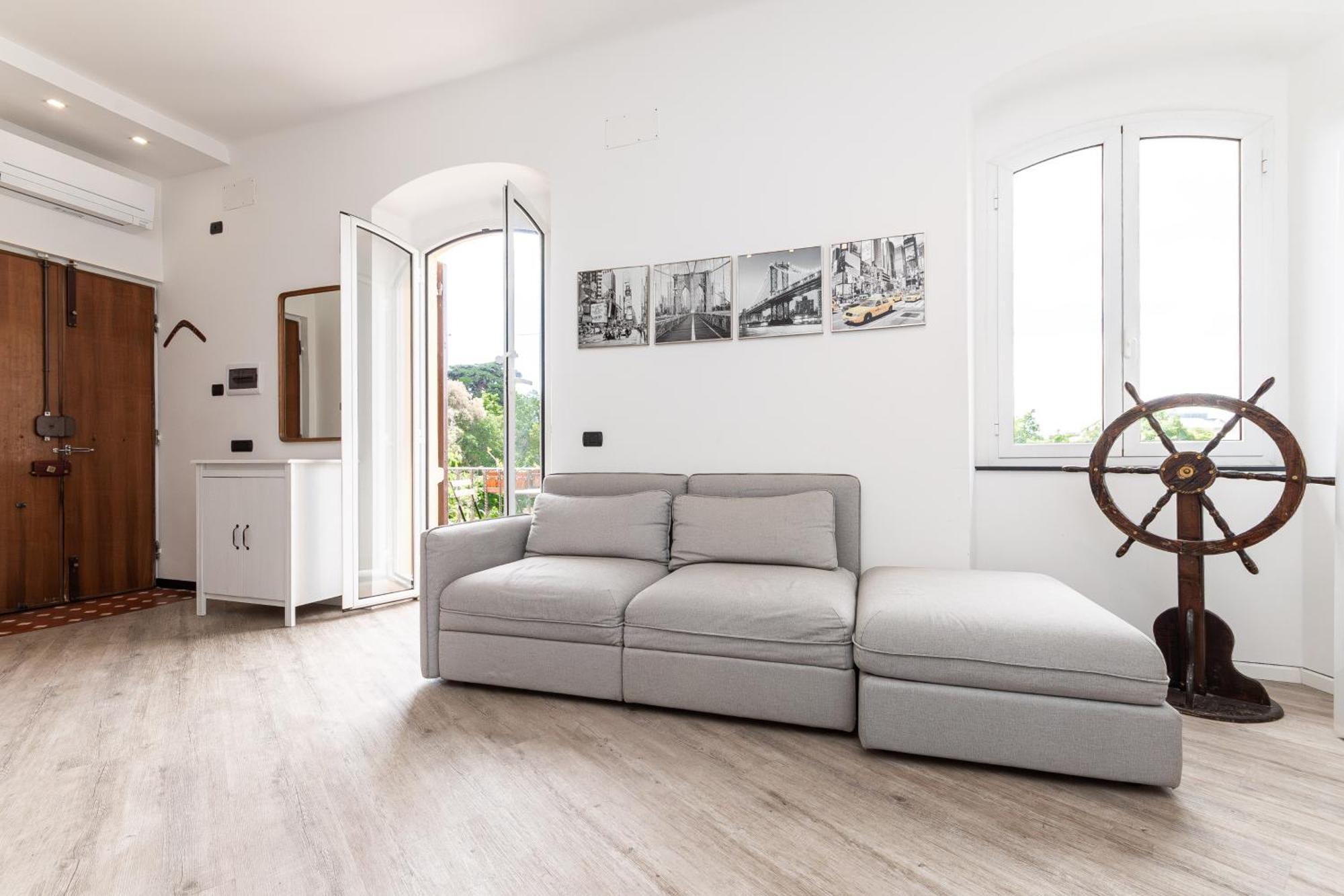 Spacious 3-Bedroom Apartment - 10 Min To City Center & 5 Min To Gaslini Hospital Genua Buitenkant foto